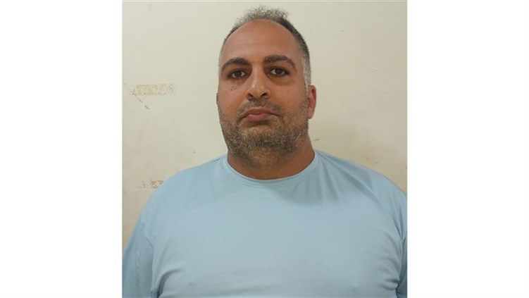 ينتحل صفة موظف في “المالية”.. عُثر على حاسوبه على مقاطع ذات طابع فاضح وهذا ما حلّ به!