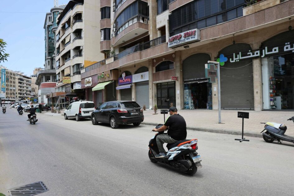 أحد شوارع الضاحية الجنوبية لبيروت حيث أقفلت المحالّ أبوابها وغادرها السكان على أثر التهديد الإسرائيلي بقصفها الاثنين (أ.ف.ب)